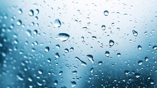 玻璃上的晶莹雨滴