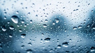 窗上晶莹雨滴朦胧景致