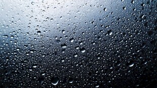 玻璃上晶莹的水滴