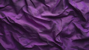 紫色褶皱布料纹理特写