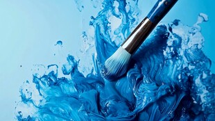 蓝色画笔激起颜料水花