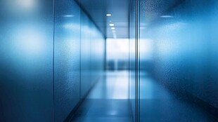 现代玻璃走廊的深邃景致