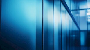 蓝色光影下的现代建筑线条