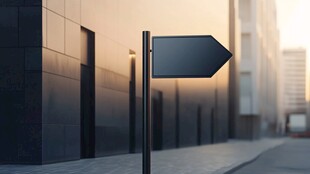 城市街道上的空白指示牌