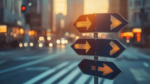 城市路口多向指示路标