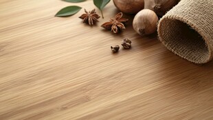 木质桌面上的香料与麻布