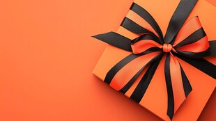 橙色礼盒配黑橙丝带装饰