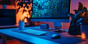 温馨舒适的电脑工作桌面