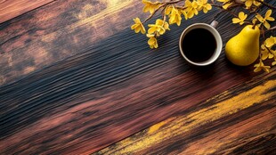 秋日木桌旁的咖啡与鲜果