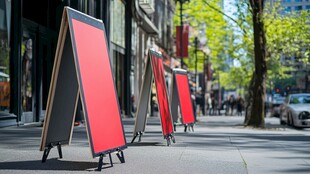 街道边的红色空白广告牌