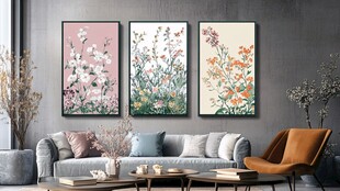 三幅花卉挂画装点温馨客厅
