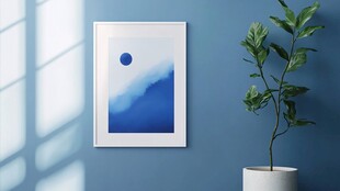 蓝色挂画旁的清新绿植