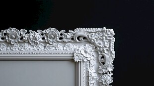 精致雕花白色画框一角