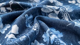 蓝底白花纹理布料特写