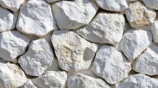 白色石块堆砌的独特石墙