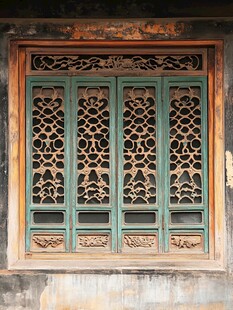 古旧中式雕花木质窗棂