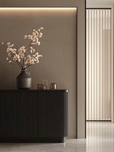 简约玄关柜上的雅致花卉