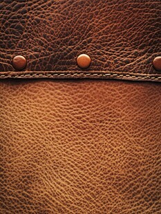复古棕色皮革与铆钉细节