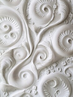 白色浮雕螺旋花纹装饰