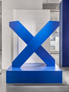 蓝色巨型X雕塑艺术展示