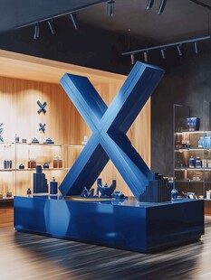 蓝色巨型X字母店内展示