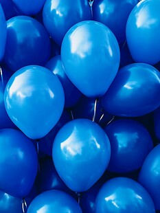 蓝色气球簇拥的梦幻画面
