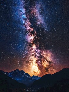 壮丽星空下的巍峨山脉