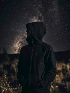 夜中行者仰望璀璨星空
