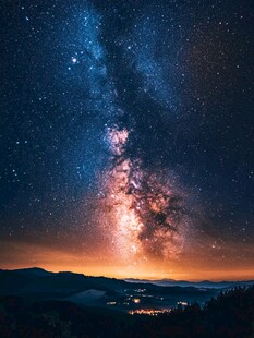 壮丽星空下的山川夜景