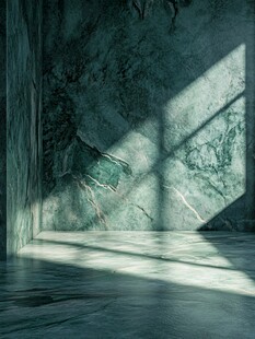 光影洒落的清冷大理石空间