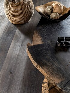 深色木地板搭配原木桌摆件