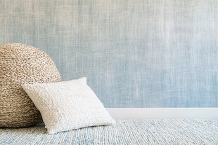 简约风室内的抱枕与豆袋椅