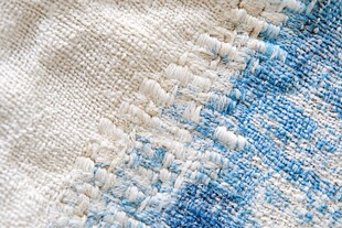 蓝白拼接织物纹理细节