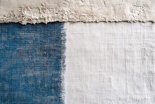 蓝白织物与粗糙墙面纹理