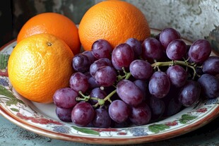 盘子里的葡萄与橙子