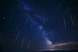 璀璨流星划过深邃夜空