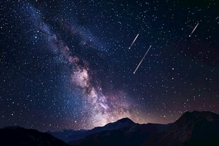 夜空中的流星与璀璨星河