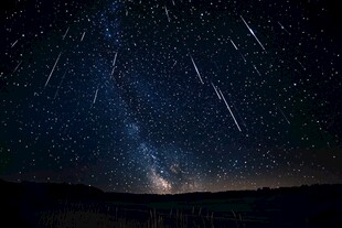 夜空流星划过的璀璨美景