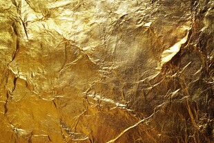 金色褶皱金属箔纹理背景