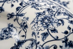 青花瓷盘上的花卉纹饰