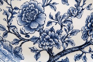 青花瓷上的精美花卉图案