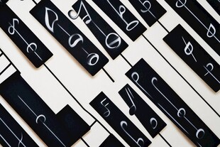 黑白钢琴键上的音乐符号