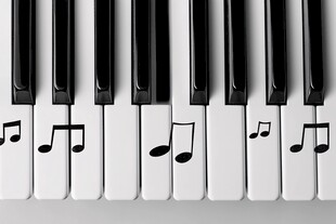 钢琴键上的灵动音乐符号