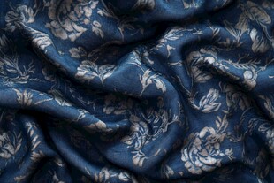 蓝底花卉纹理柔软织物