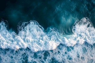 蔚蓝海浪翻涌的迷人瞬间