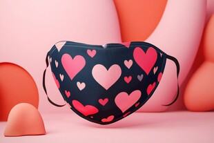 爱心印花口罩展现浪漫风格