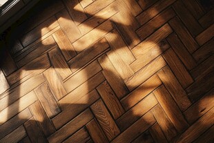 阳光洒落的拼花木地板