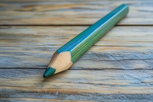 绿色铅笔置于木质桌面上