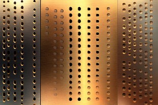 金属穿孔板纹理背景图