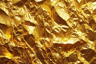 金色褶皱箔纸纹理特写